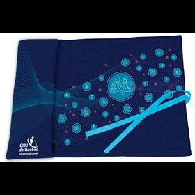 Napperon en tissu avec pochette pour ustensiles et fermeture avec ruban (jusqu’à épuisement des stocks)